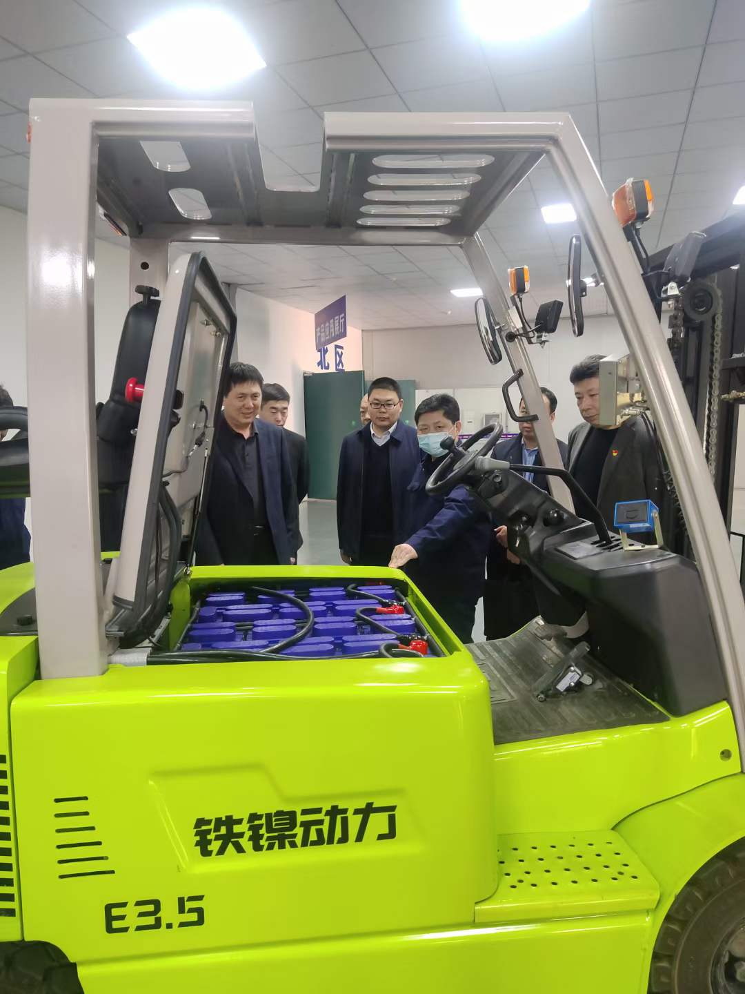 創(chuàng )力新能源領(lǐng)導參觀(guān)